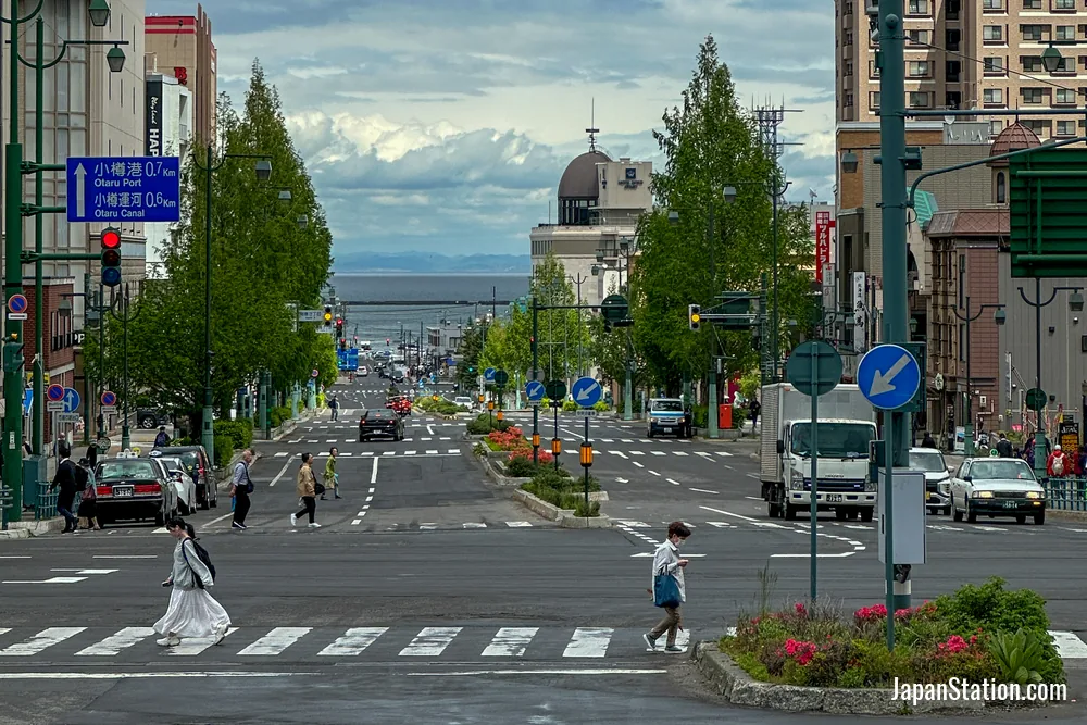 Walk from Otaru Station to the canal.