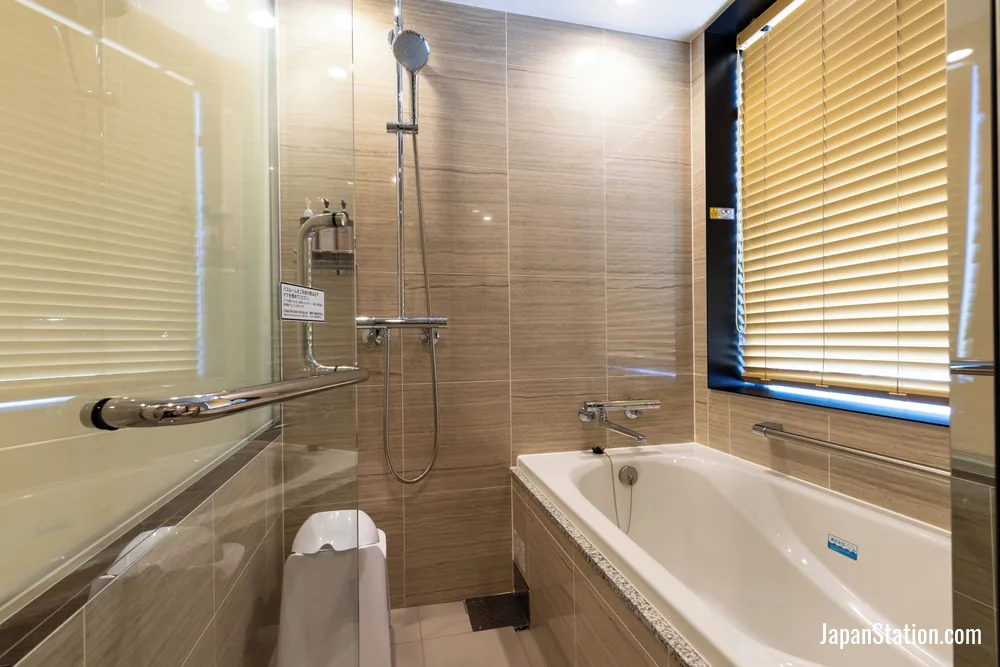 Bathroom in a guest room at APA Hotel Keikyu Kamata Ekimae.