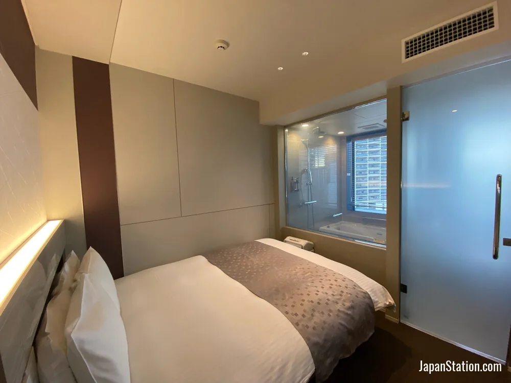 Guest room at APA Hotel Keikyu Kamata Ekimae.
