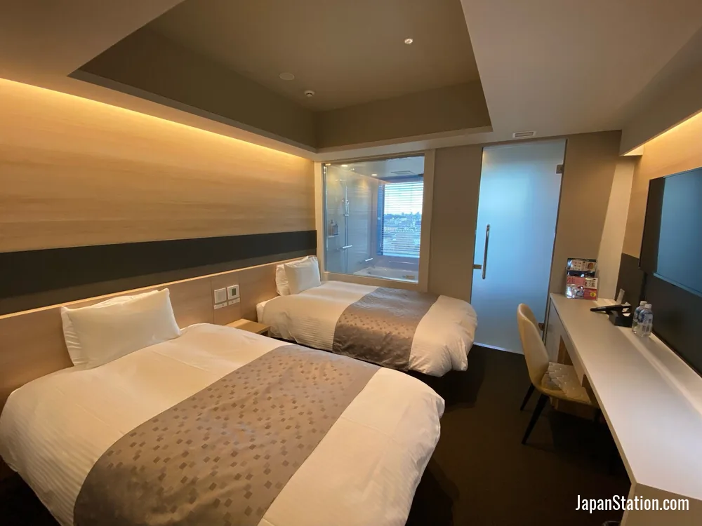 Guest room at APA Hotel Keikyu Kamata Ekimae.