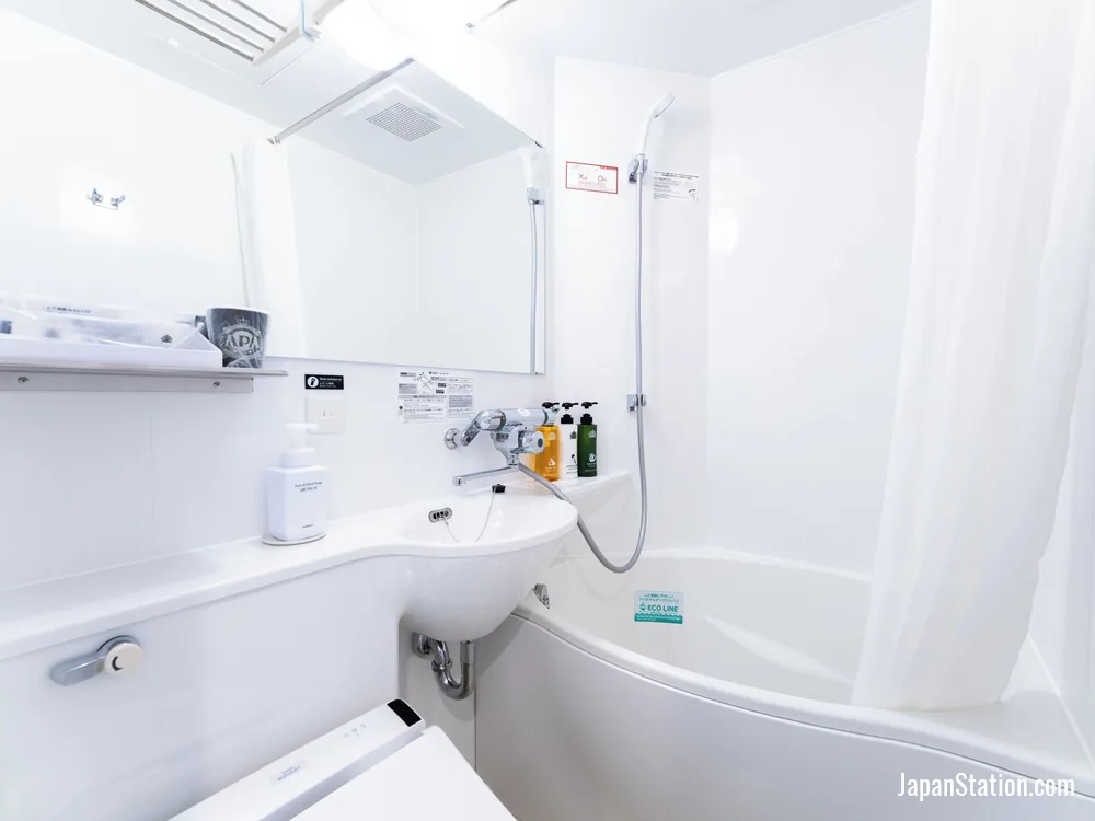 Bathroom in a guest room at APA Hotel Roppongi Ekimae.