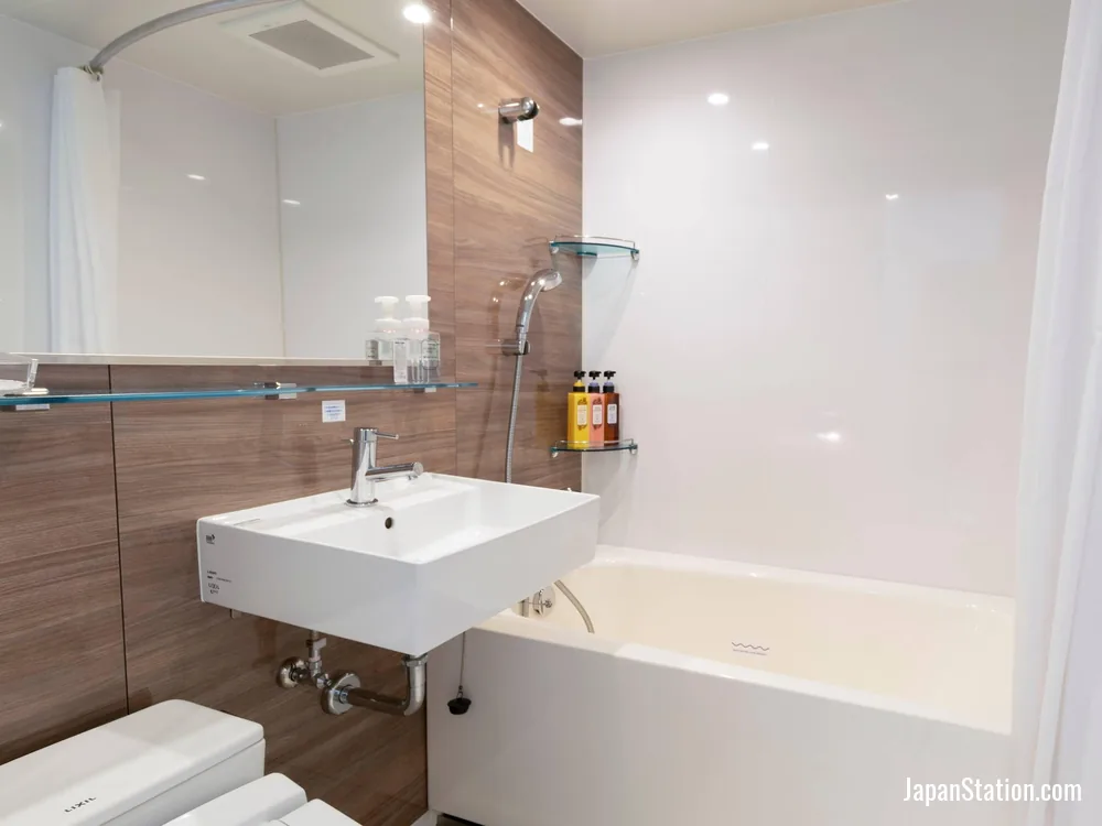 Bathroom in a guest room at Comfort Hotel ERA Kobe Sannomiya.