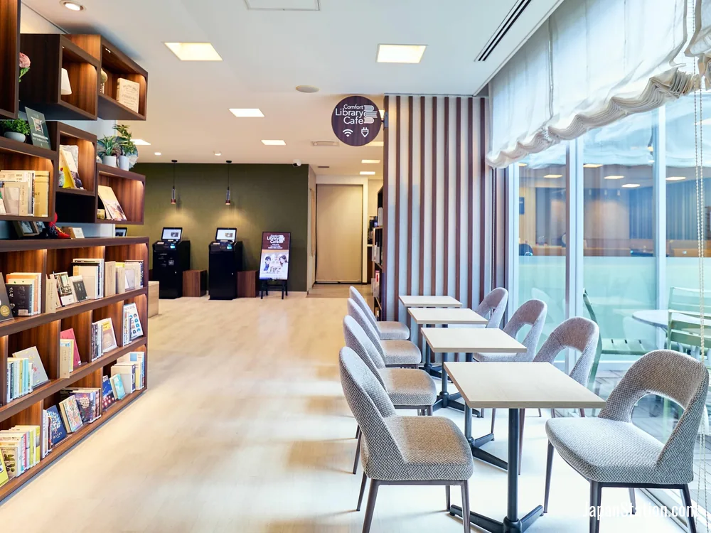 Dining area at Comfort Hotel Gifu.