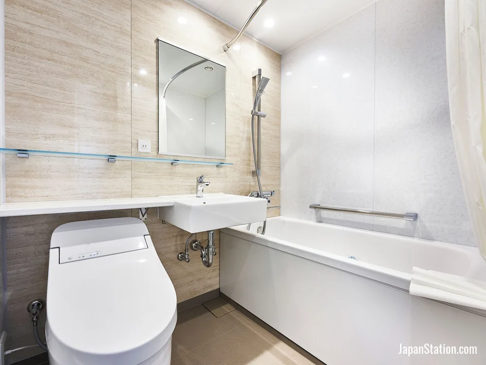 Bathroom in a guest room at Daiwa Roynet Hotel Gifu.