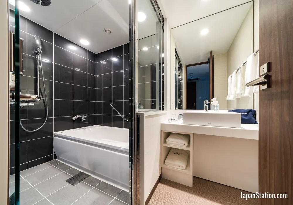 Bathroom in a guest room at Daiwa Roynet Hotel Hiroshima-ekimae.