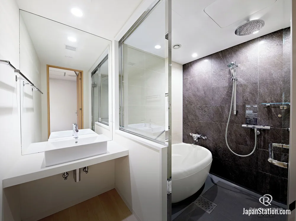 Bathroom in a guest room at Daiwa Roynet Hotel Kyoto Ekimae PREMIER.