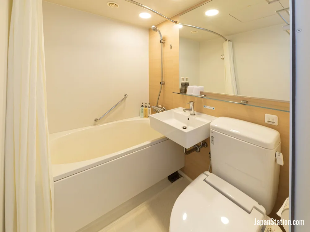 Bathroom in a guest room at Hotel Keihan Kyobashi Grande.