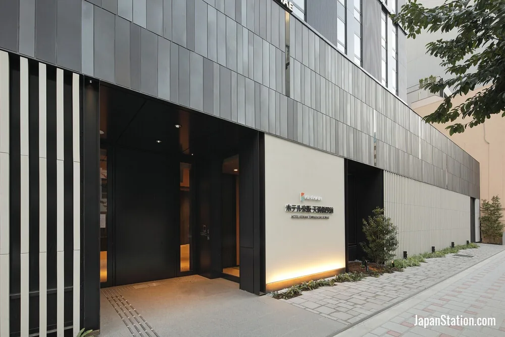 Entrance at Hotel Keihan Temmabashi Ekimae.