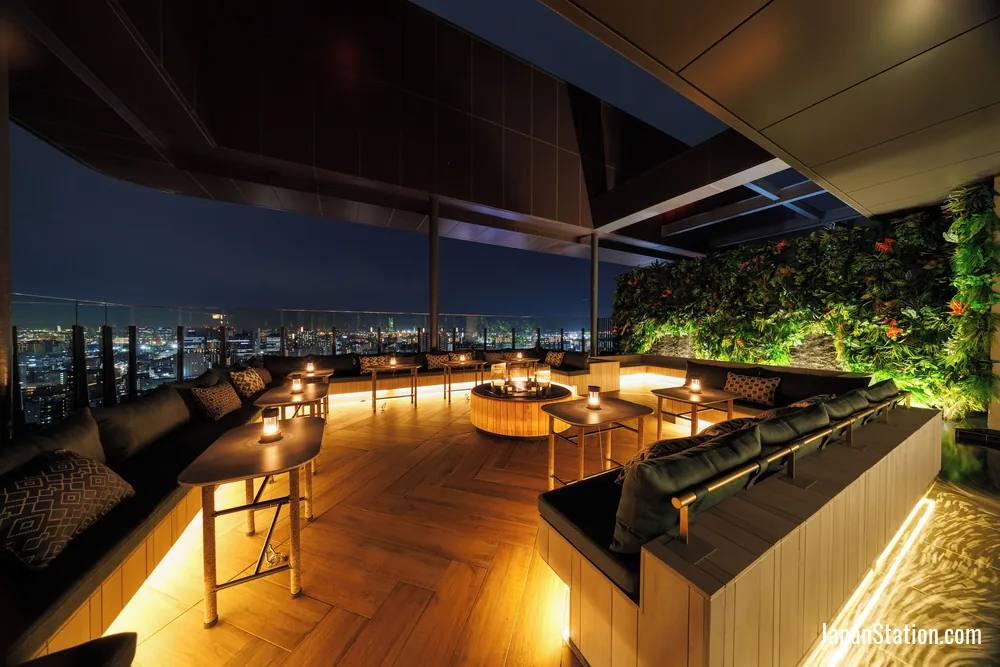 Terrace seating at Hotel Metropolitan Oimachi Tracks.