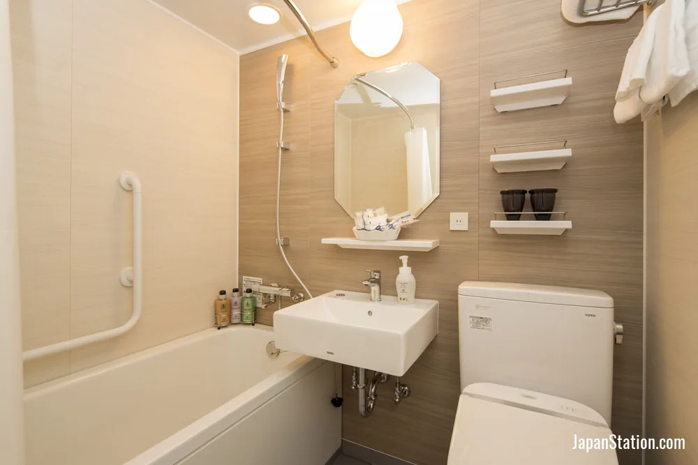 Bathroom in a guest room at Hotel Monterey Kobe.
