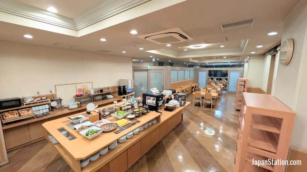 Dining area at Hotel Route-Inn Aomori Ekimae.