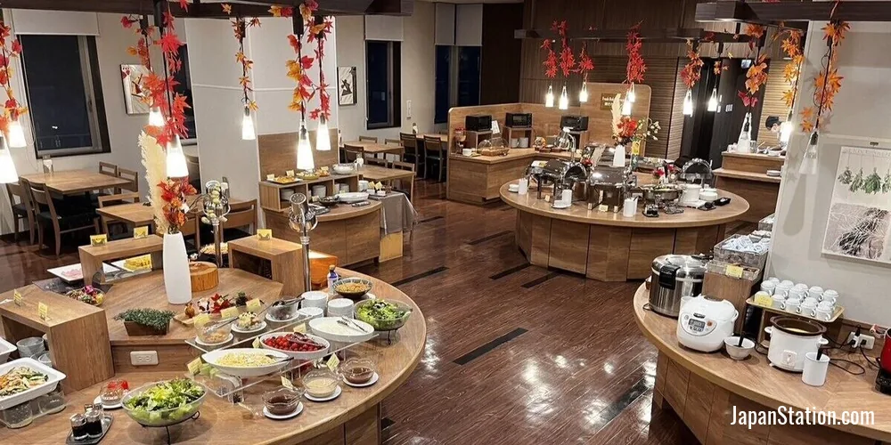 Dining area at Hotel Route-Inn Grand Asahikawa Ekimae.