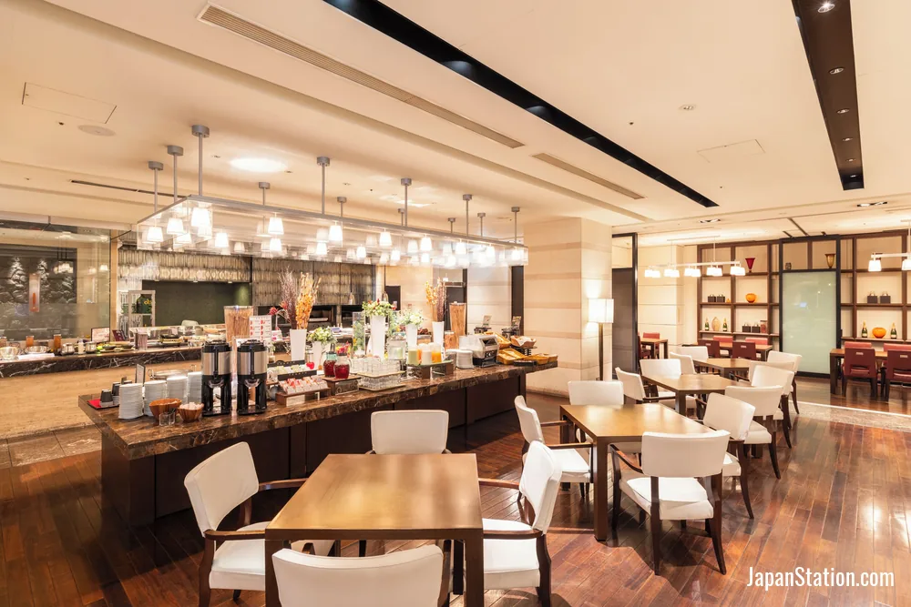 Dining area at Hotel Sunroute Plaza Shinjuku.
