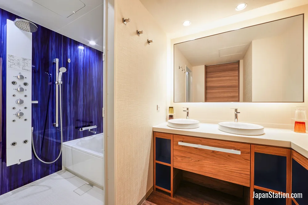 Bathroom in a guest room at Hotel Universal Port Vita.