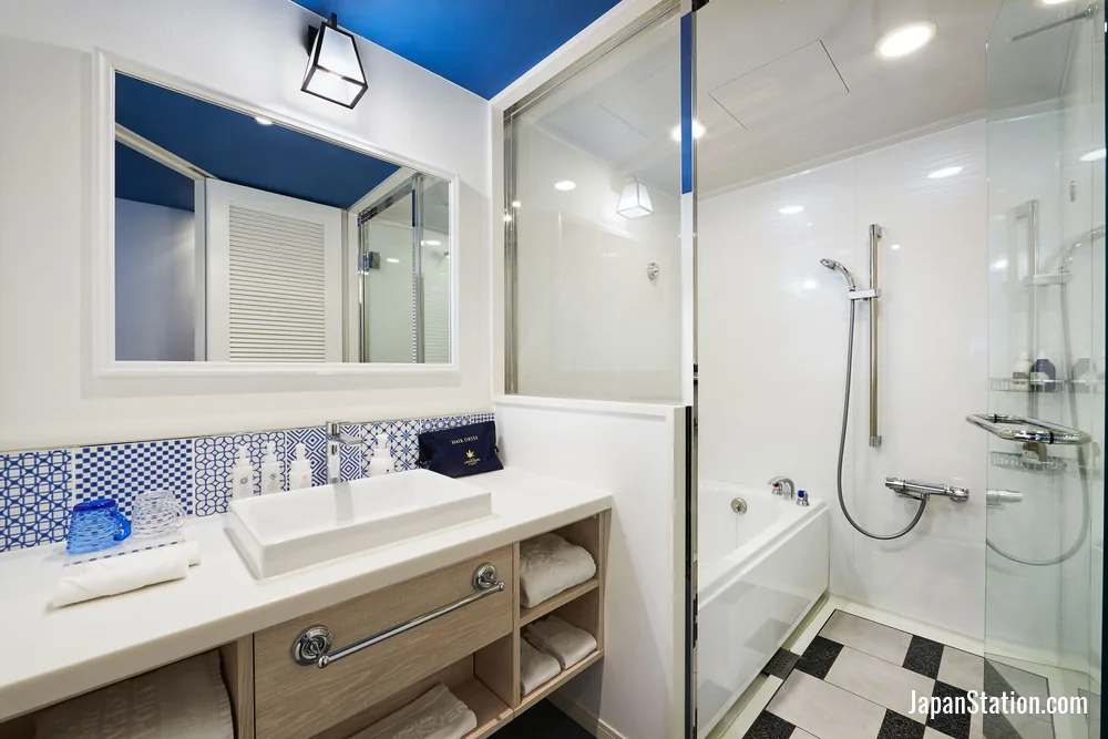 Bathroom in a guest room at Hotel Universal Port.