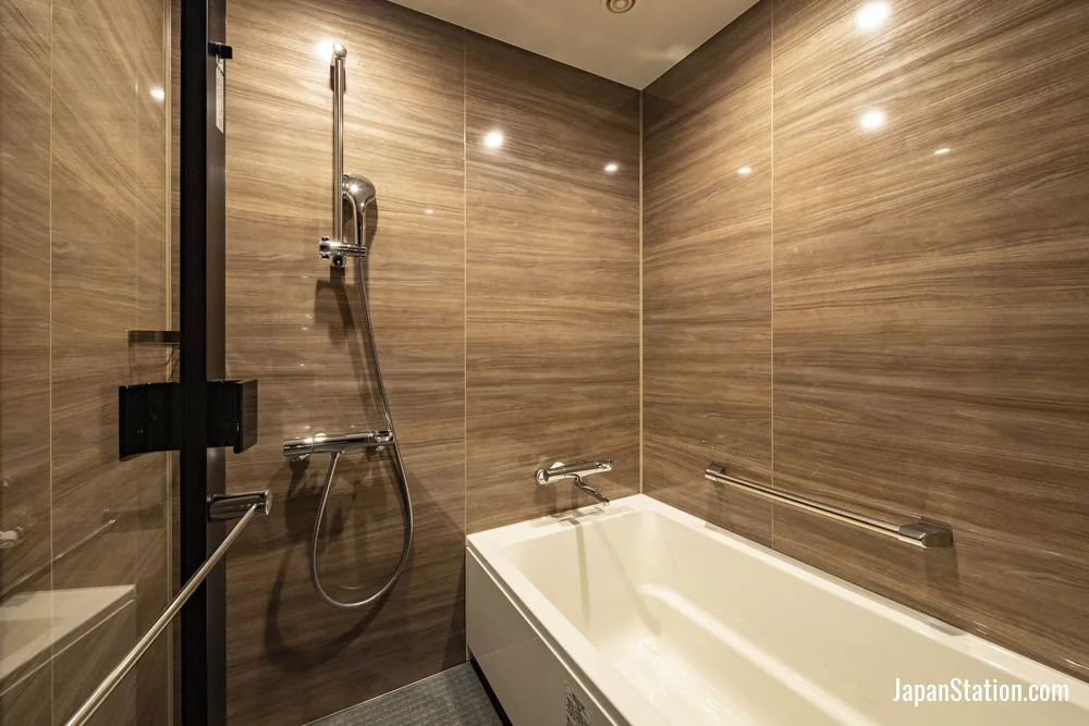 Bathroom in a guest room at Osaka Excel Hotel Tokyu.