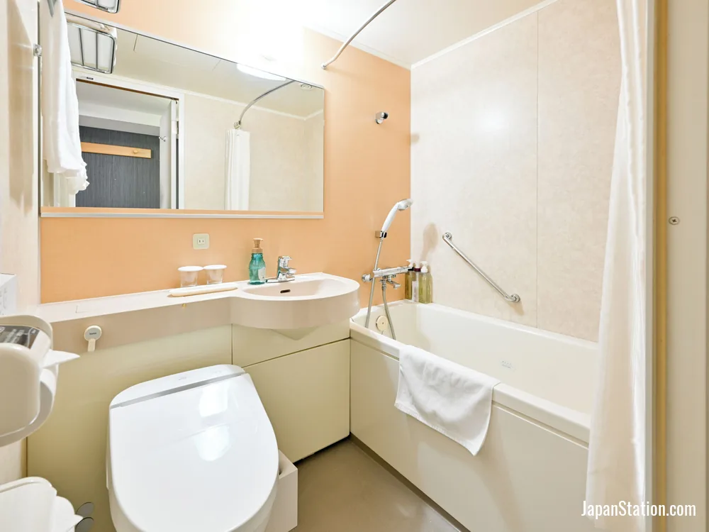 Bathroom in a guest room at Richmond Hotel Hakata Ekimae.