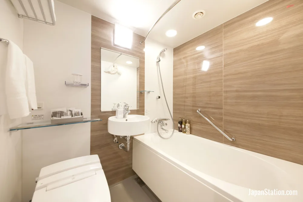Bathroom in a guest room at Richmond Hotel Himeji.
