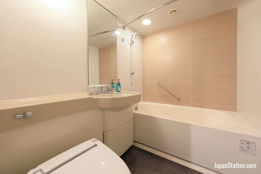 Bathroom in a guest room at Richmond Hotel Narita.