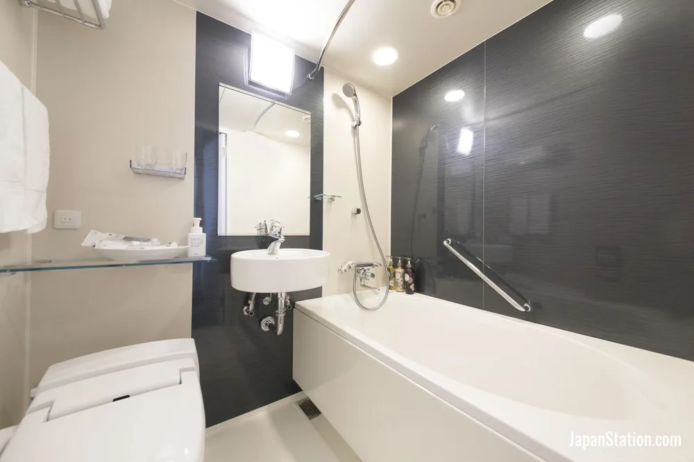 Bathroom in a guest room at Richmond Hotel Yokohama Ekimae.