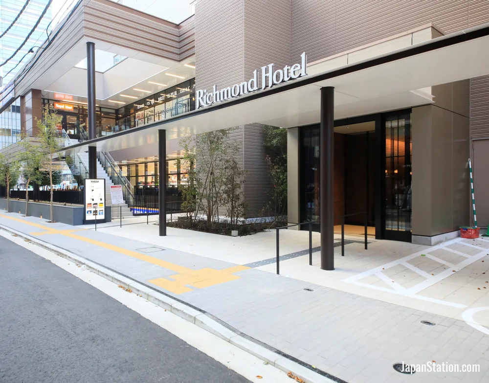 Entrance at Richmond Hotel Yokohama Ekimae.
