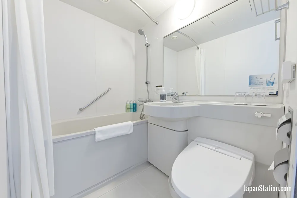 Bathroom in a guest room at Sotetsu Fresa Inn Kobe-Sannomiya.