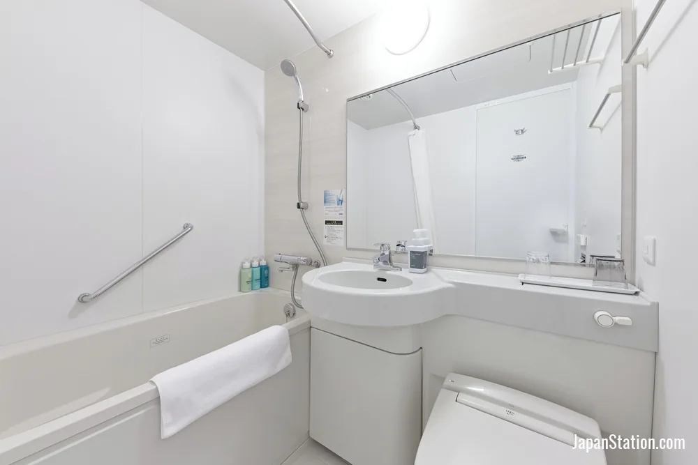 Bathroom in a guest room at Sotetsu Fresa Inn Kyoto-Hachijoguchi.