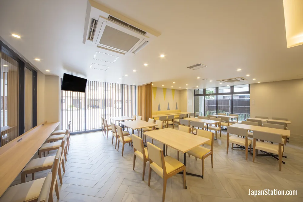 Dining area at Sotetsu Fresa Inn Kyoto-Hachijoguchi.