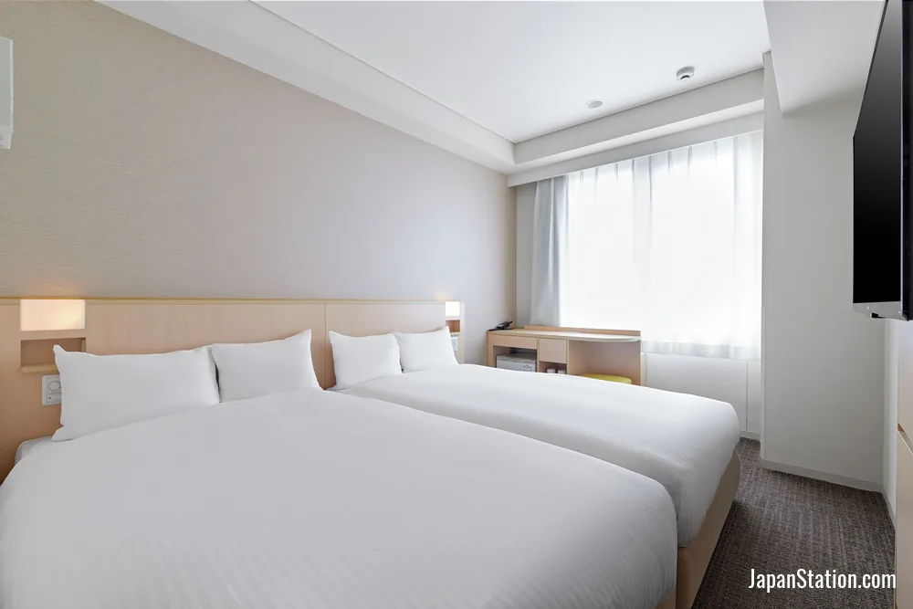 Guest room at Sotetsu Fresa Inn Kyoto-Hachijoguchi.