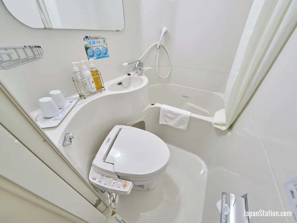 Bathroom in a guest room at Super Hotel Shinyokohama.