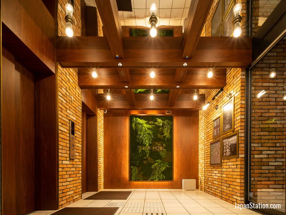 Entrance at Super Hotel Shinyokohama.