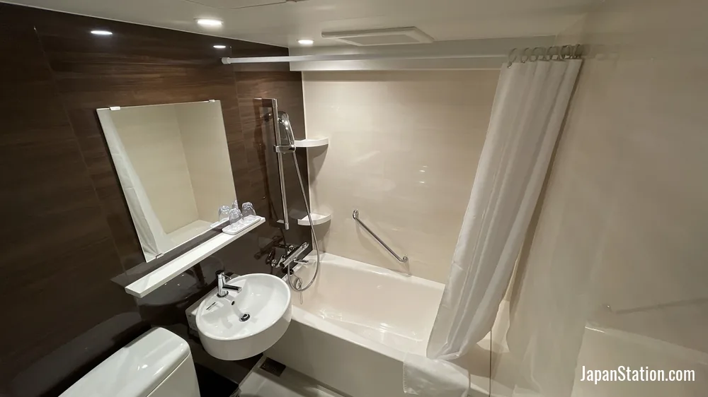 Bathroom in a guest room at Tenseien Odawara Station Annex.