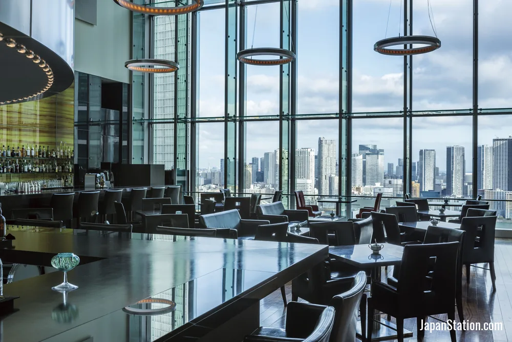 Bar at The Royal Park Hotel Iconic Tokyo Shiodome.