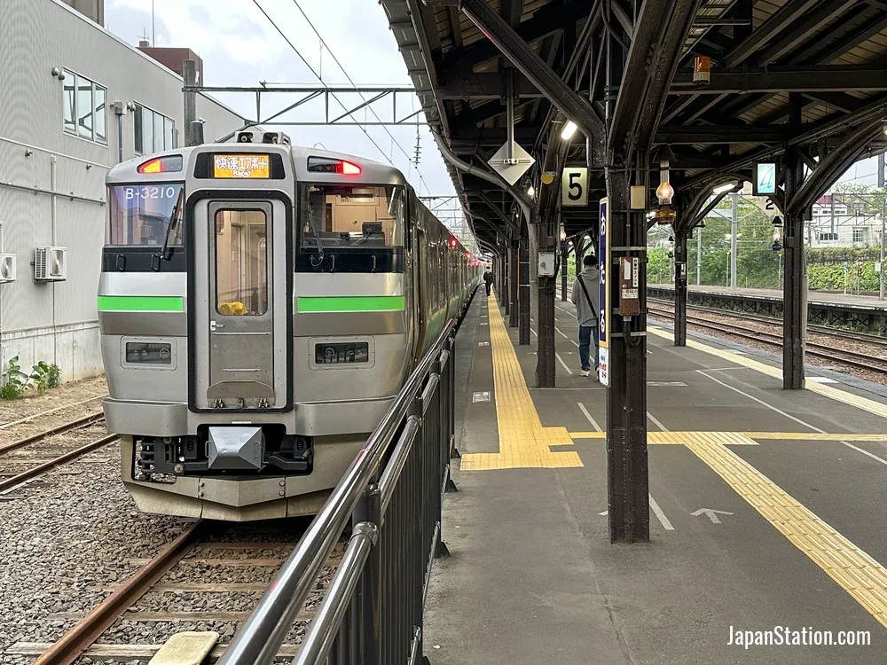Airport Rapid train at Otaru Station.