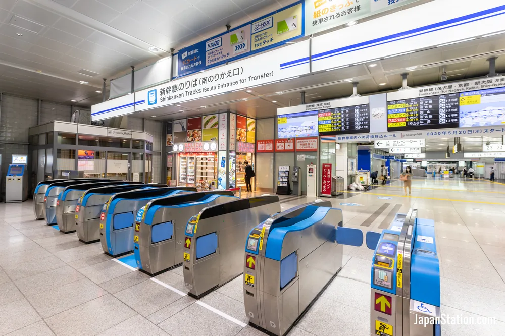 Ticket gates at Shinagawa Station.