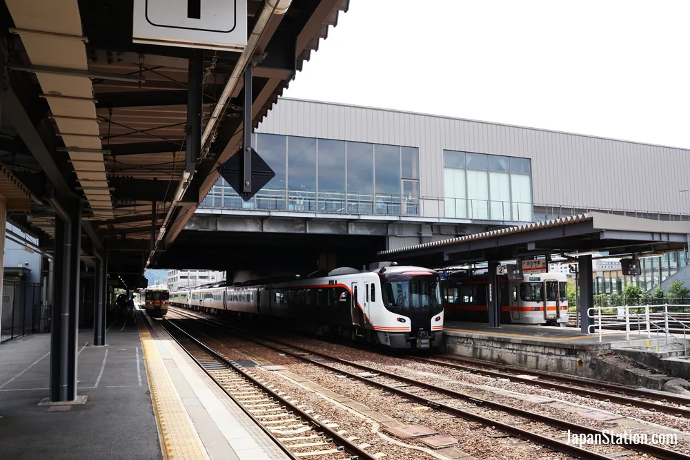 Platforms at Takayama Station.